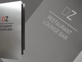Protège-menu en métal pour un bar lounge