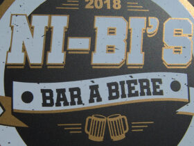 Détail d'un protège-menu luxe avec une sérigraphie finition or