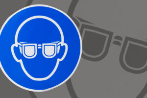 Sérigraphie d'un adhésif industriel rond et bleu : port des lunettes de sécurité obligatoire
