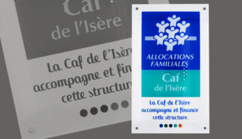 Panneau informations Sérigraphie plaque en plexiglass résistante pour la CAF de l'Isère