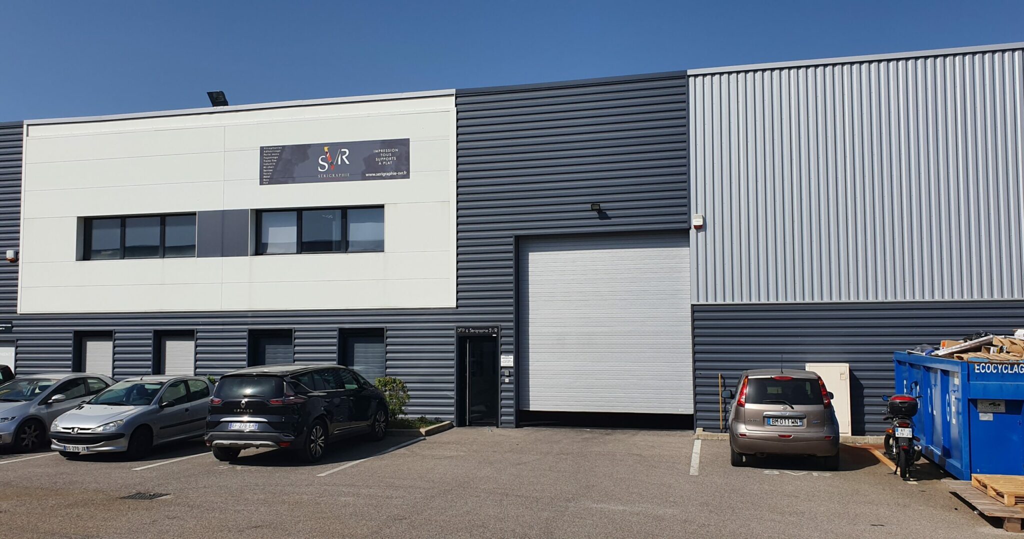 Bureaux sérigraphie Vue extérieure de l'atelier de SVR Sérigraphie à Saint-Priest