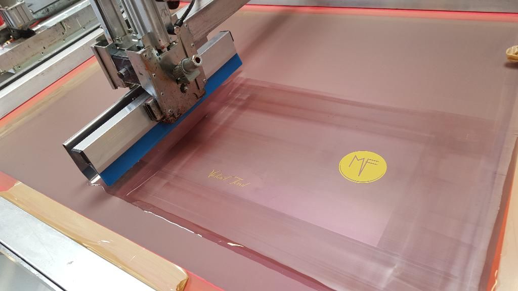 Dépose d'une couche de vernis sur une plaque plastique